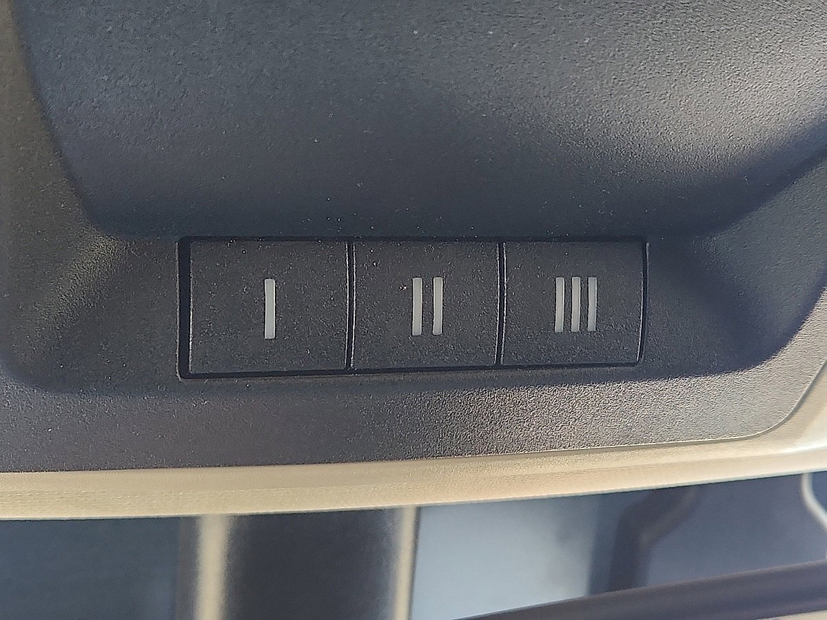 Used 2019 RAM 1500 Classic SLT w/ Luxury Group image 9