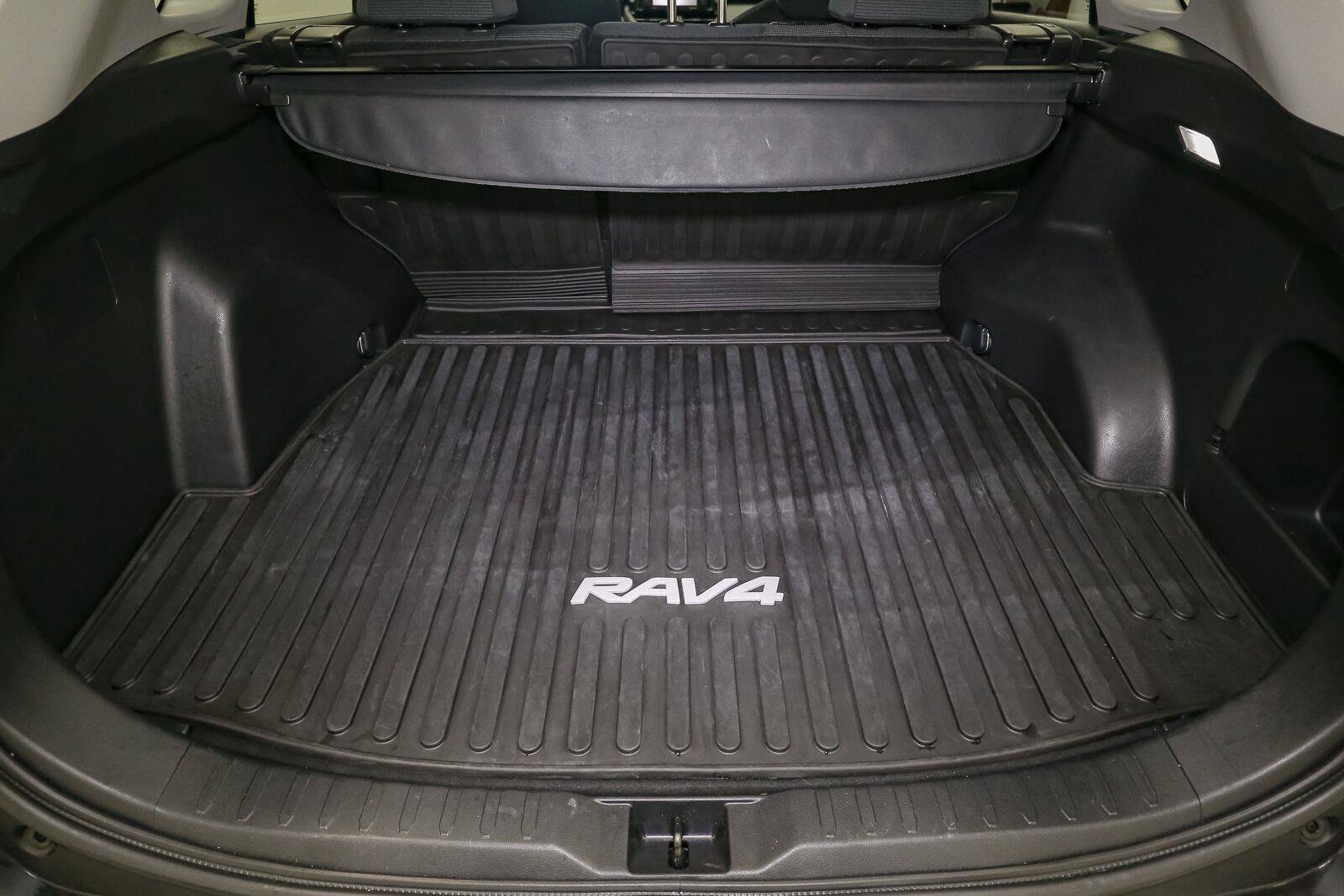 Certified 2022 Toyota RAV4 LE AWD/4WD image 13