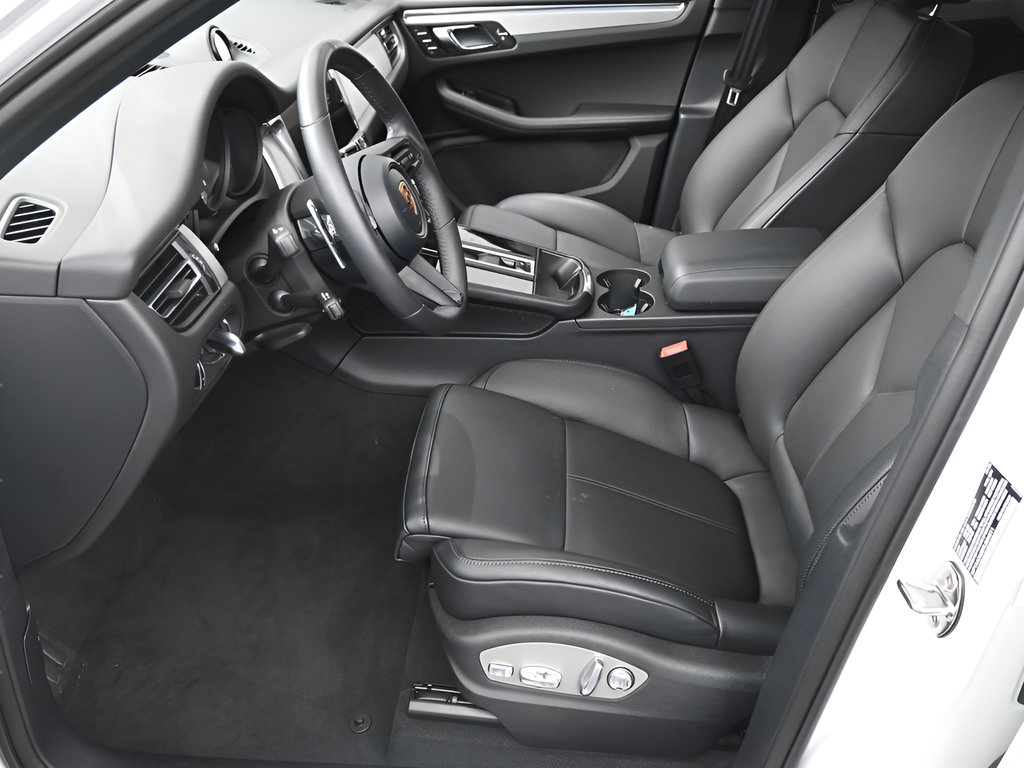 Certified 2026 Porsche Macan AWD/4WD image 6