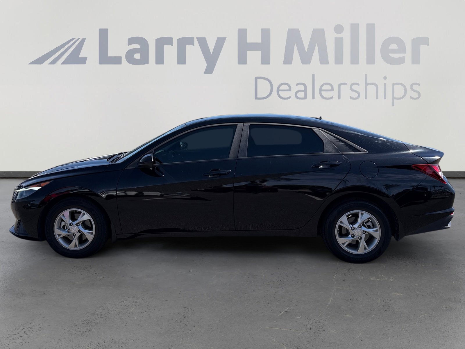 Used 2023 Hyundai Elantra SE FWD image 2