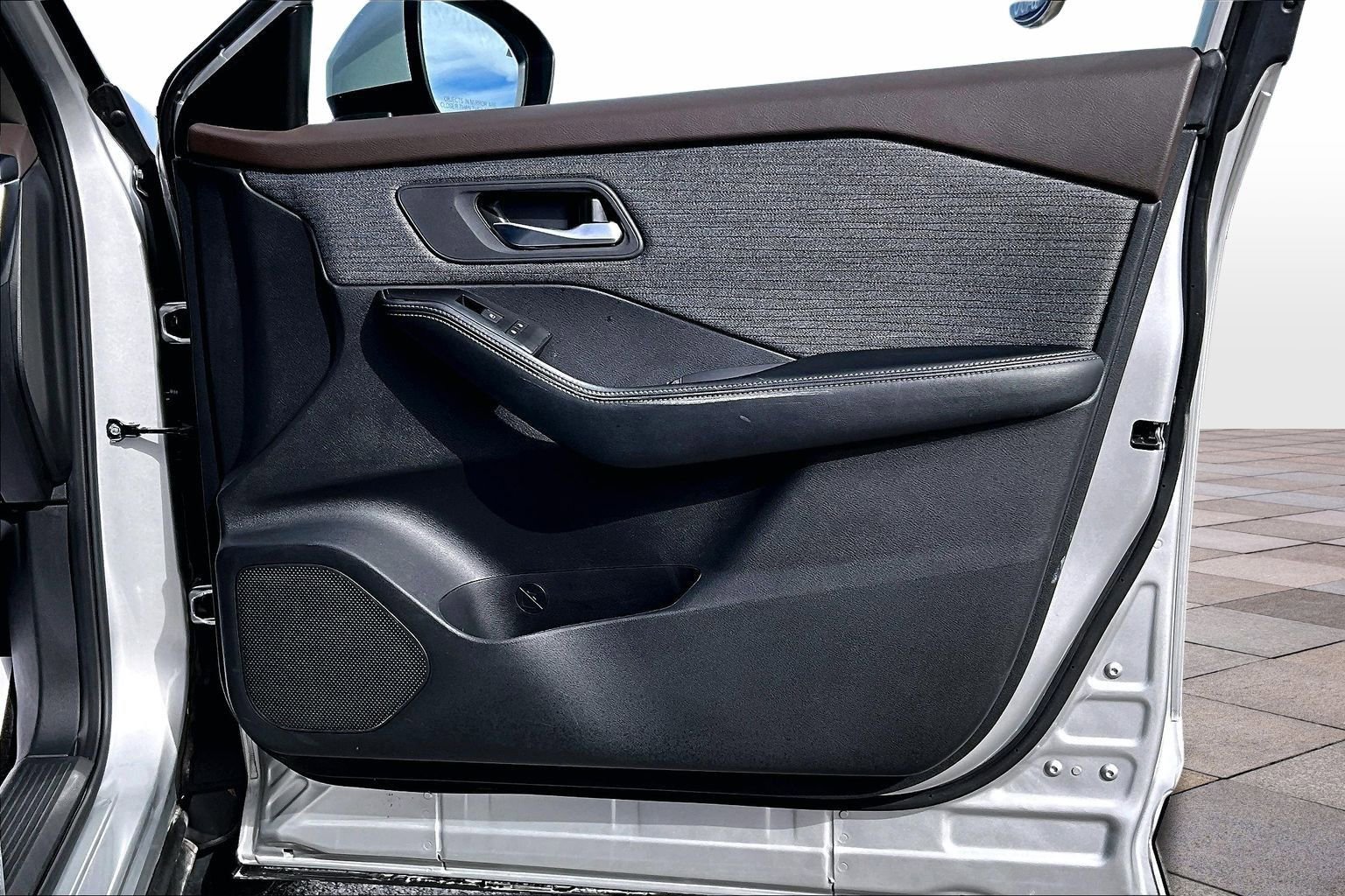 Used 2023 Nissan Rogue SV image 24