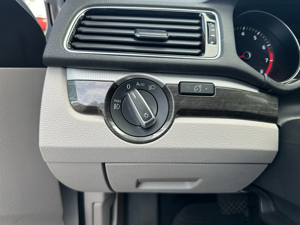 Used 2017 Volkswagen Passat 1.8T SE FWD image 22