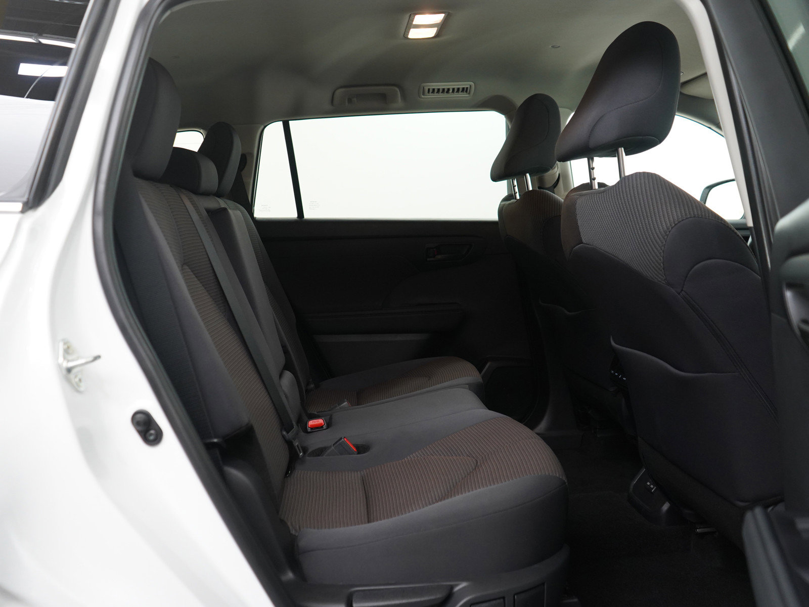 Used 2024 Toyota Highlander LE image 12