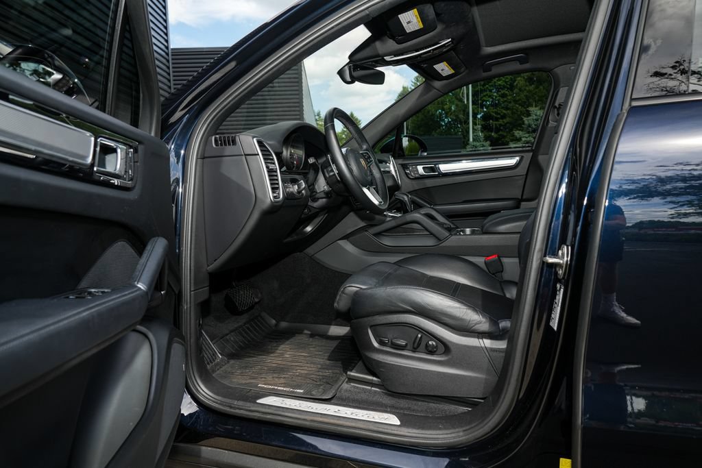 Certified 2023 Porsche Cayenne Platinum Edition AWD/4WD image 18