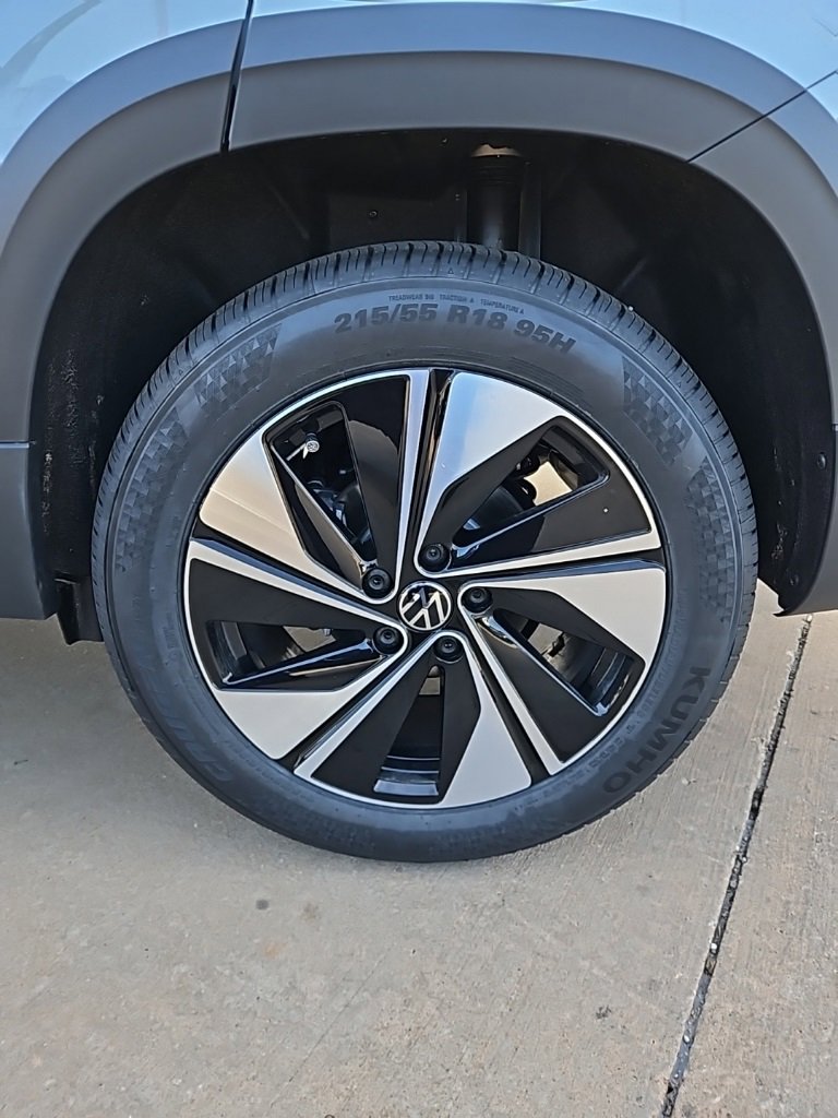 New 2026 Volkswagen Taos SE image 9