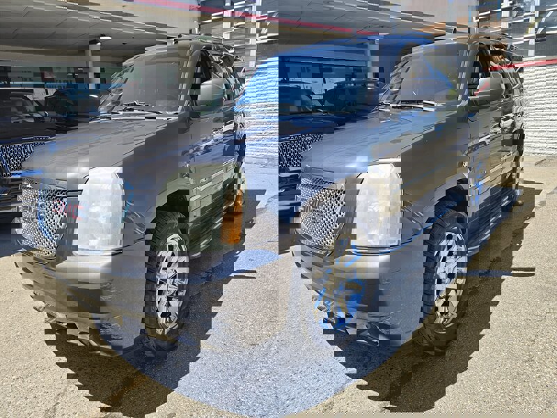 Used 2011 GMC Yukon Denali image 1