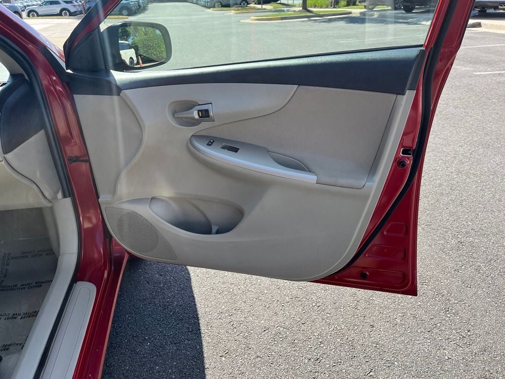 Used 2013 Toyota Corolla LE FWD image 19