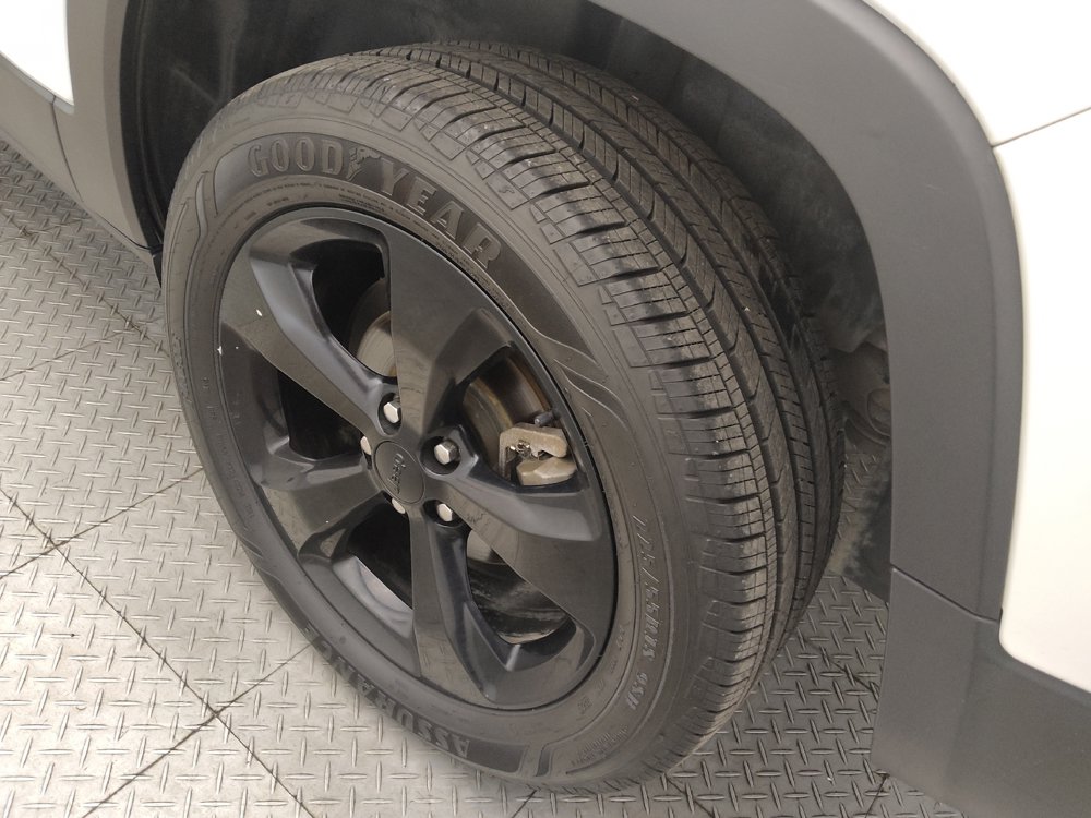 Used 2018 Jeep Cherokee Latitude w/ Altitude Package FWD image 31