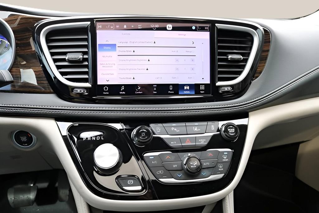 Used 2023 Chrysler Pacifica Limited image 23