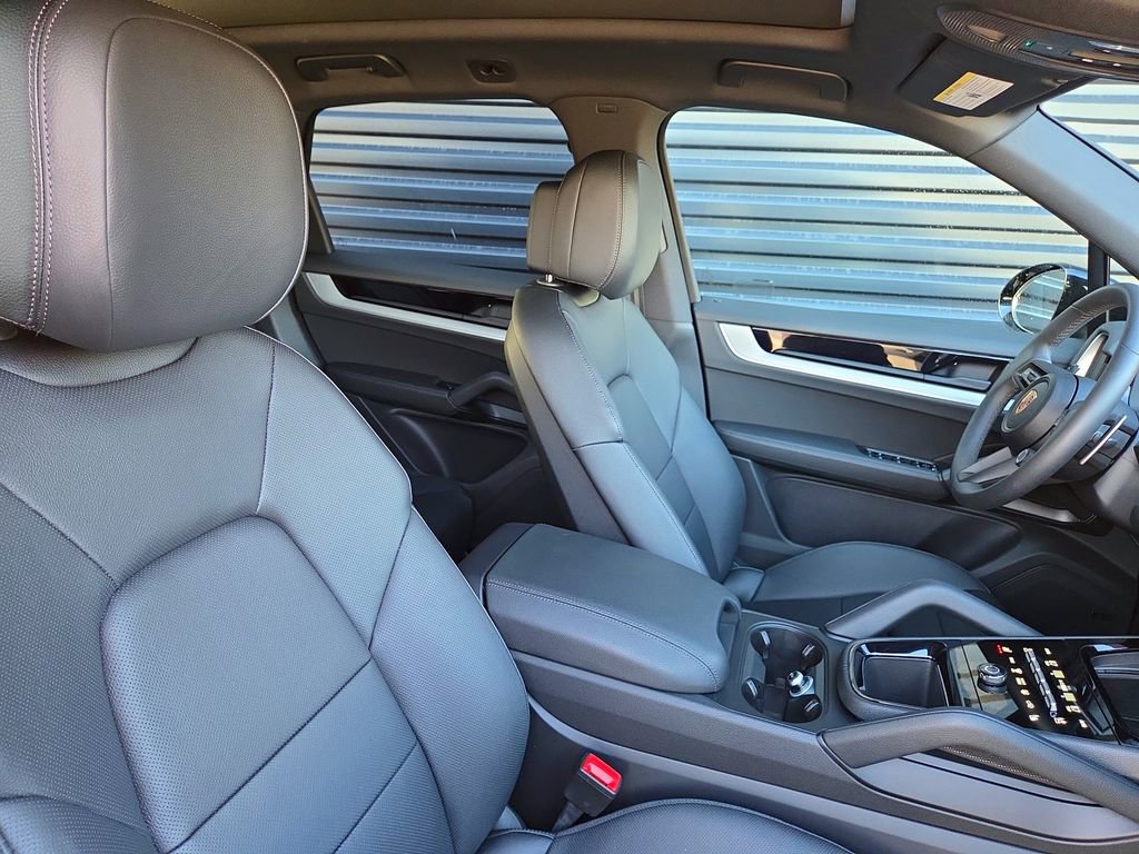 Certified 2025 Porsche Cayenne image 19