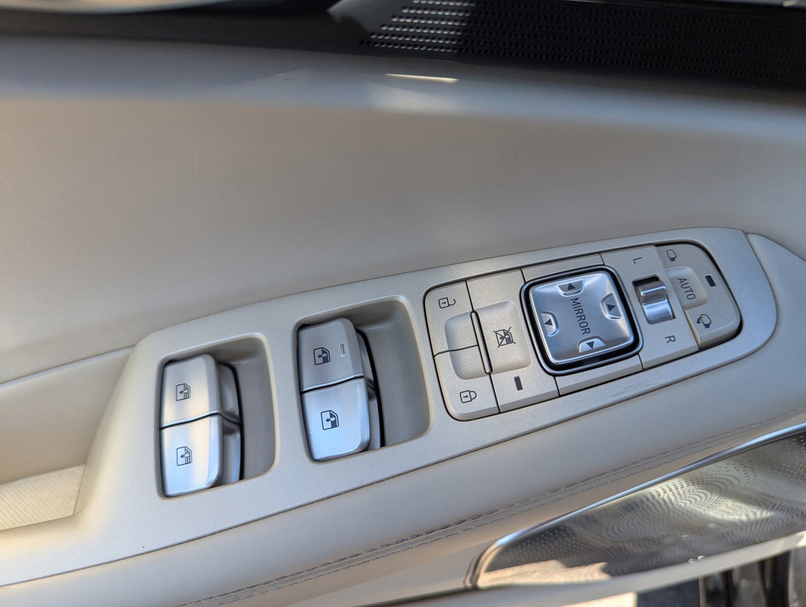 Used 2018 Genesis G90 3.3T Premium image 28