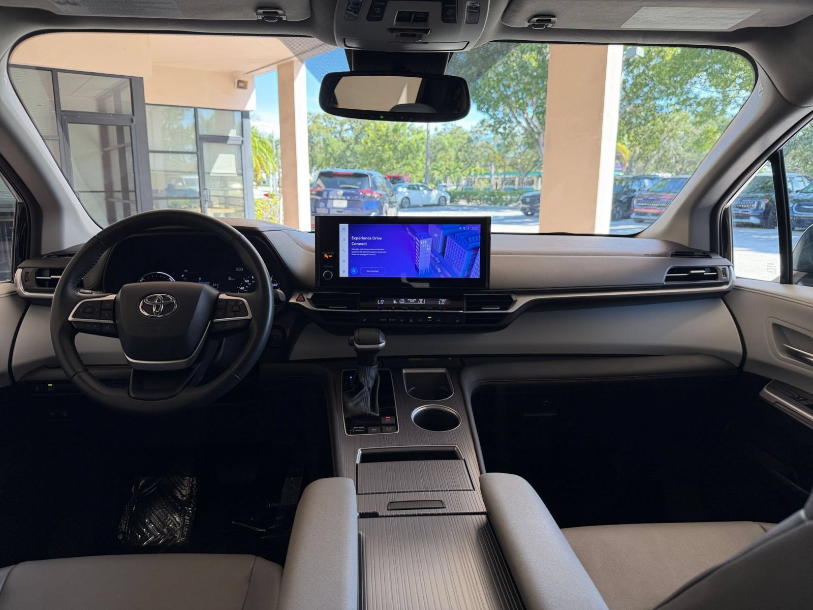 Used 2025 Toyota Sienna XLE FWD image 31