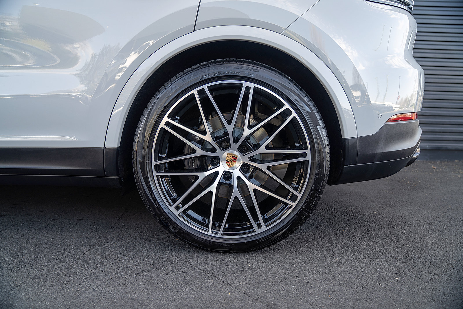 Certified 2025 Porsche Cayenne E-Hybrid Coupe AWD/4WD image 25