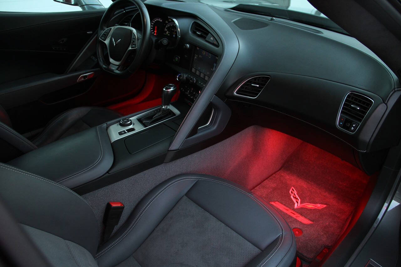 Used 2015 Chevrolet Corvette Z06 w/ 3LZ Preferred Equipment Group RWD image 19