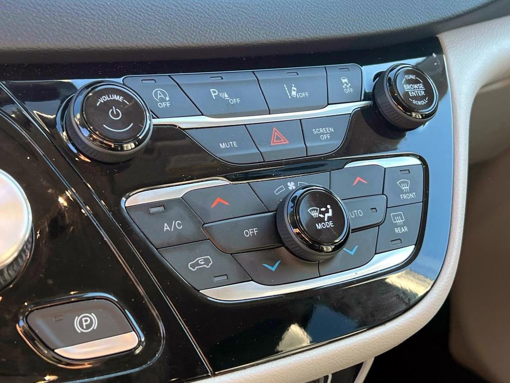 Used 2023 Chrysler Pacifica Touring-L image 28