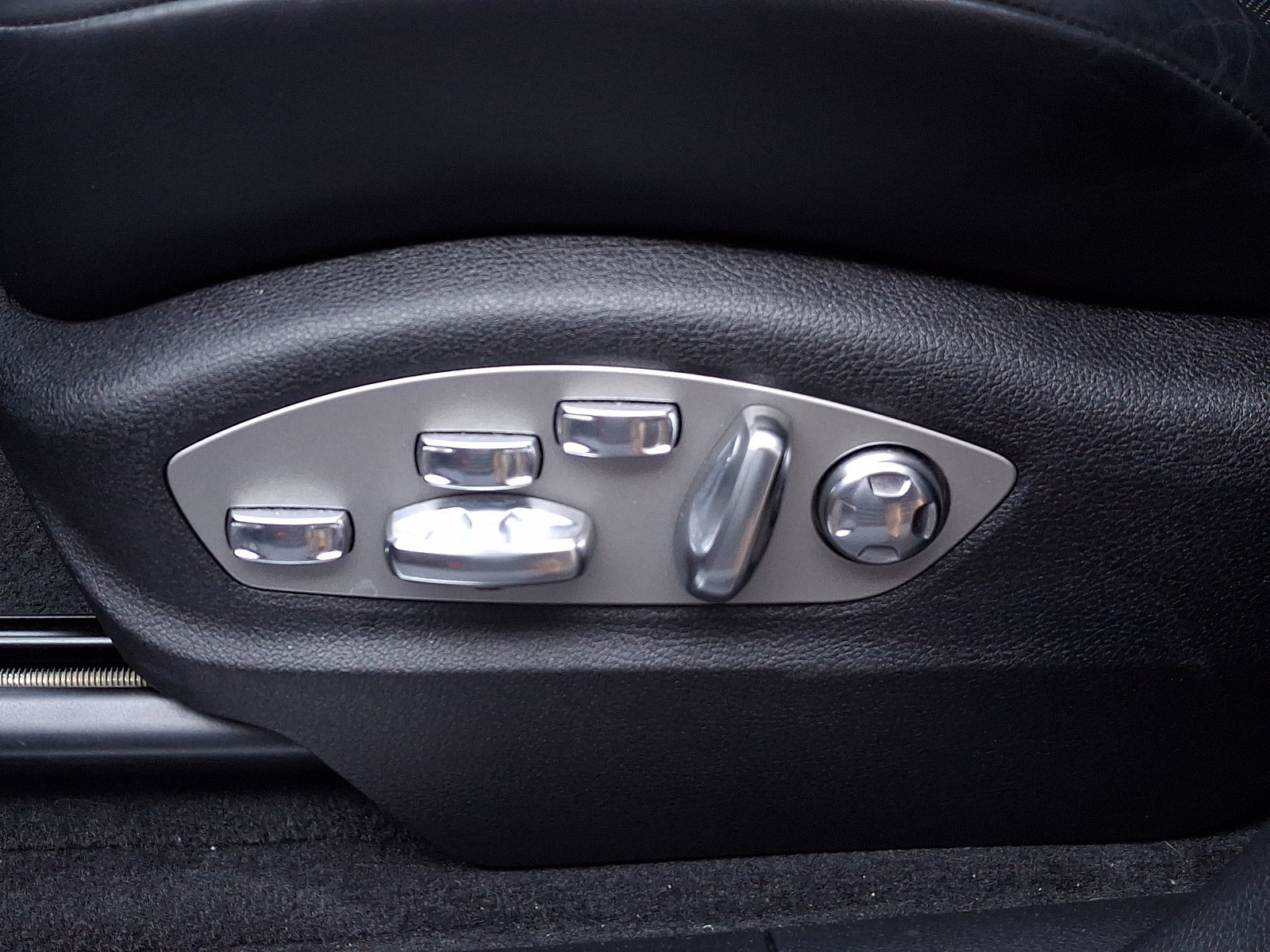 Certified 2024 Porsche Macan S AWD/4WD image 17