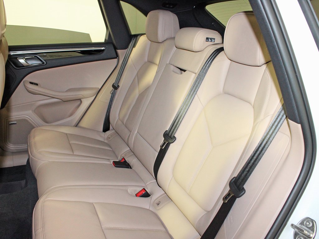 Certified 2025 Porsche Macan image 32