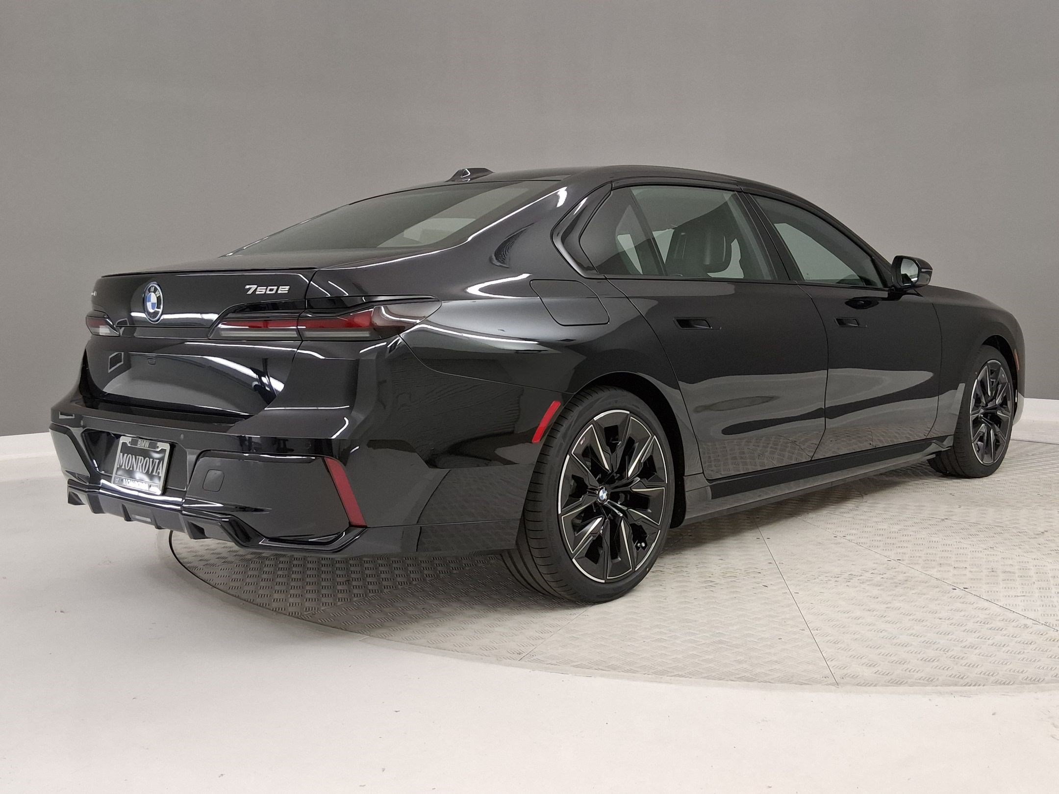New 2026 BMW 750e xDrive w/ Premium Package AWD/4WD image 7