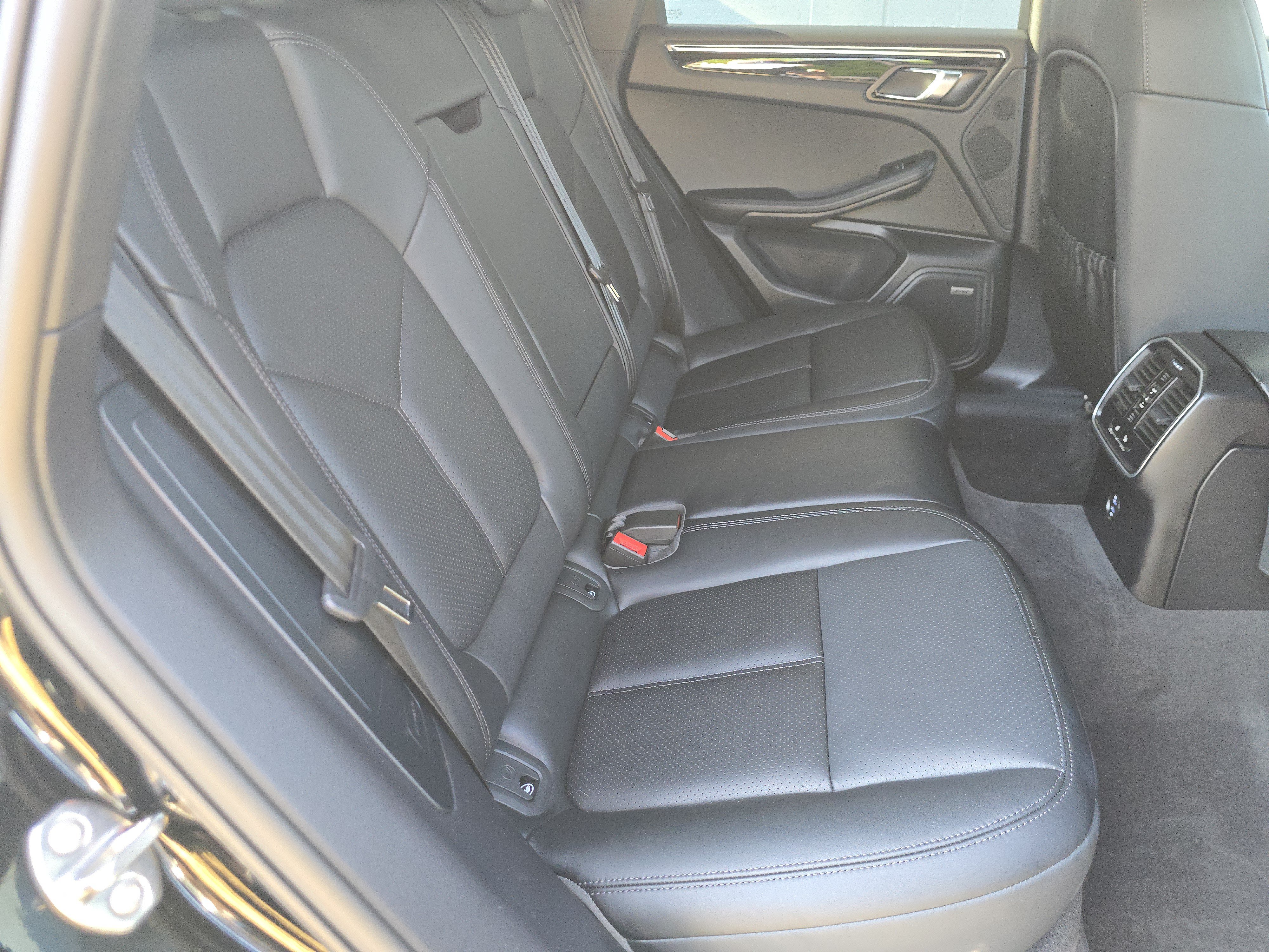 Certified 2026 Porsche Macan AWD/4WD image 21