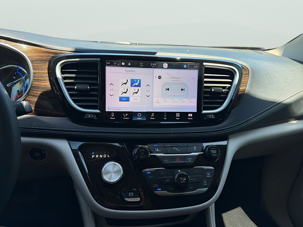Used 2023 Chrysler Pacifica Limited FWD image 7
