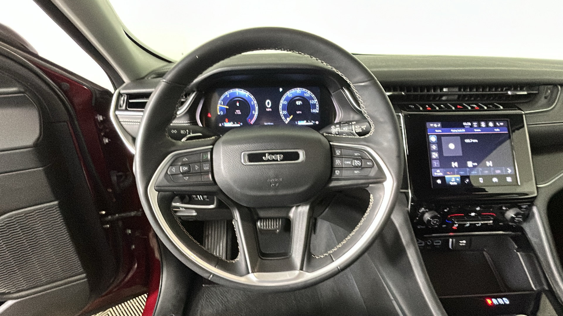Used 2023 Jeep Grand Cherokee Laredo w/ Luxury Tech Group I AWD/4WD image 18