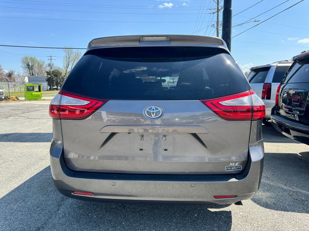 Used 2017 Toyota Sienna XLE Premium image 6