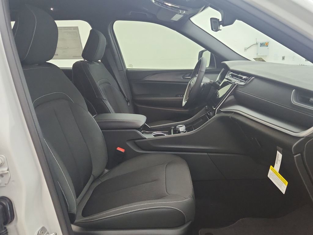 New 2025 Jeep Grand Cherokee L Laredo image 33