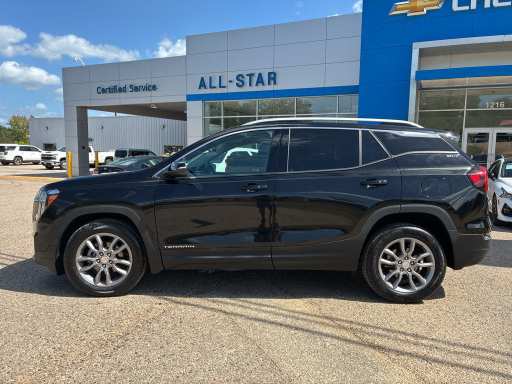 Used 2024 GMC Terrain SLT AWD/4WD image 3