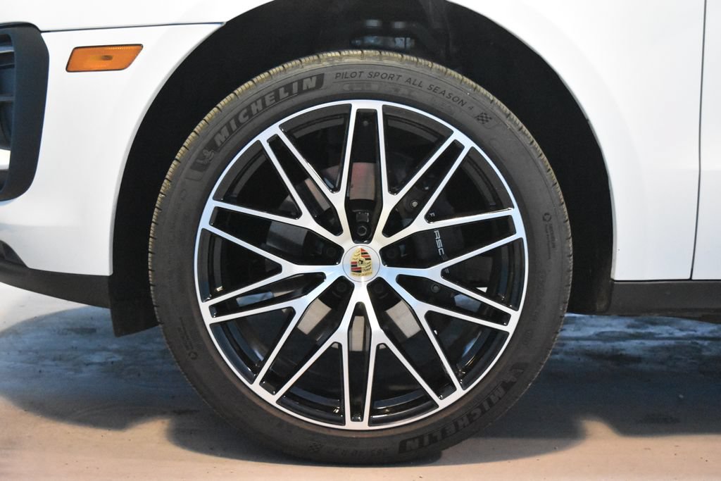 Certified 2025 Porsche Macan AWD/4WD image 29