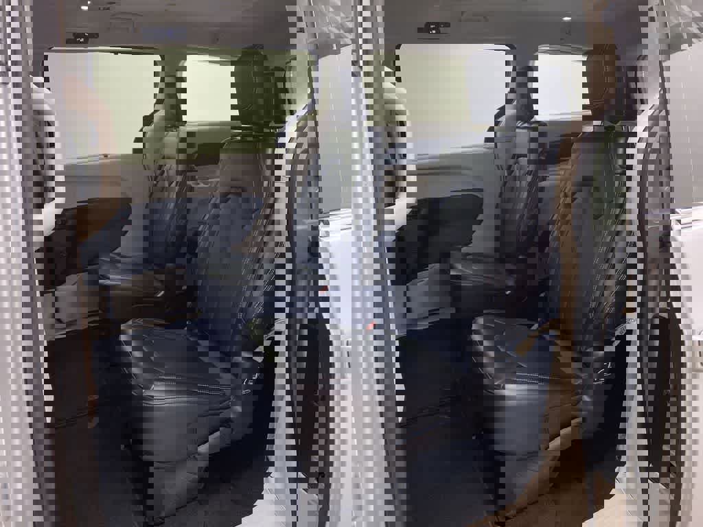 Used 2024 Chrysler Pacifica Touring-L image 16