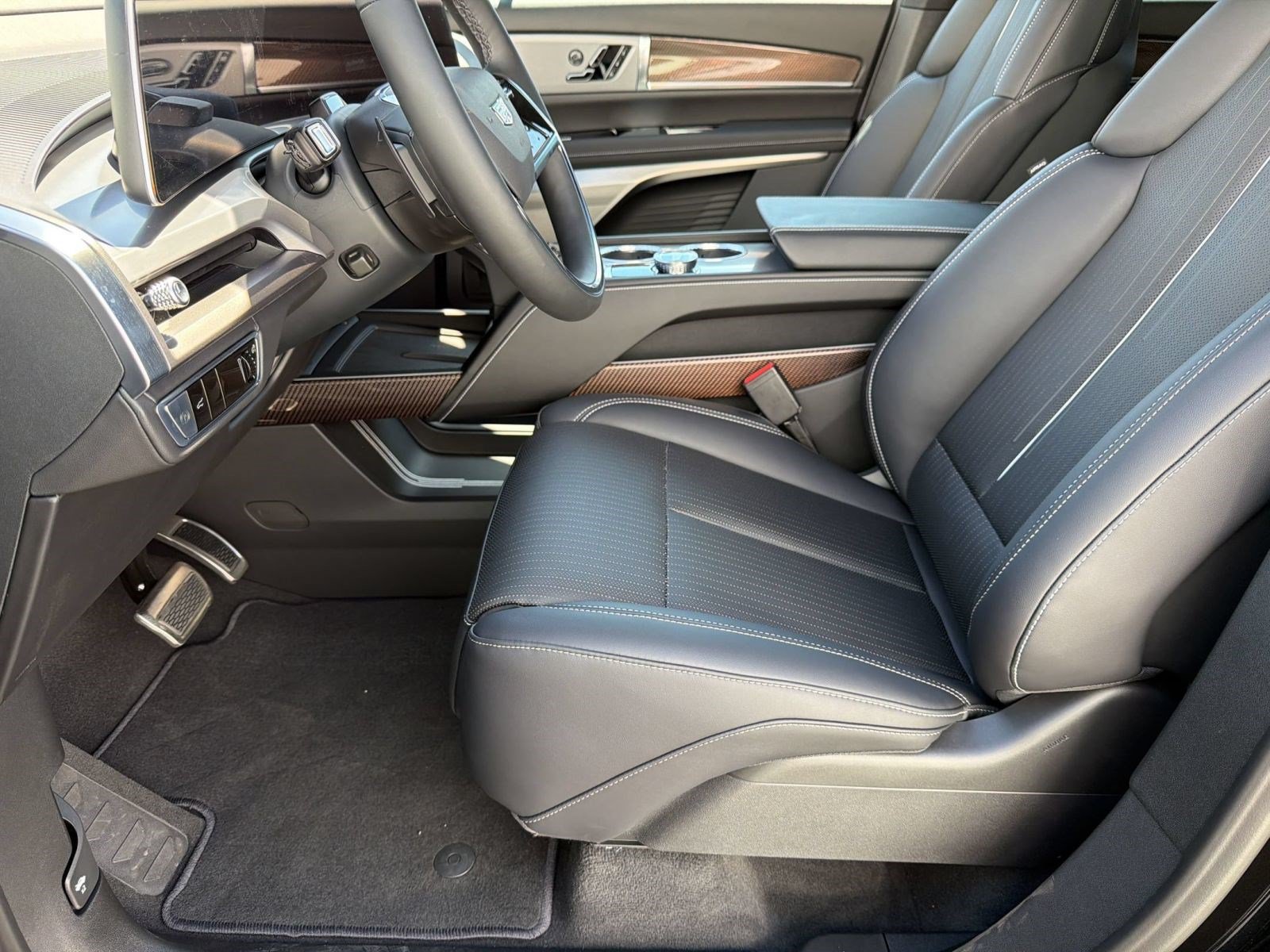 New 2027 Cadillac Vistiq Sport w/ LPO, Floor Liner Package AWD/4WD image 4