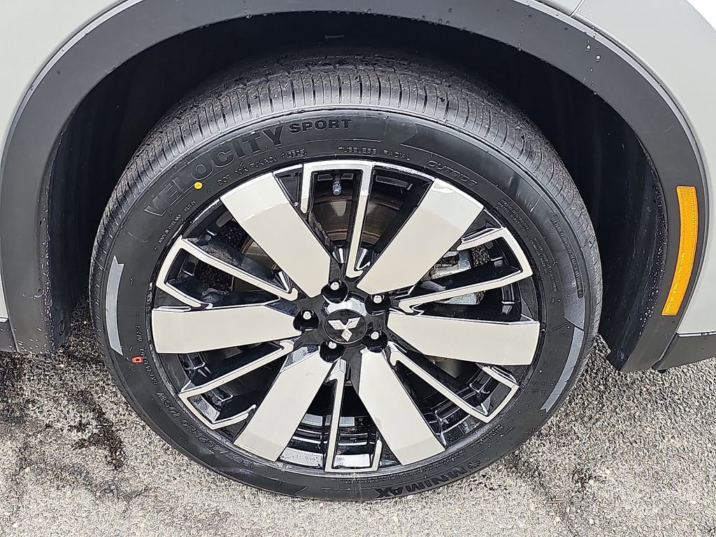 Used 2025 Mitsubishi Outlander SE image 8