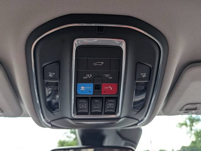 Used 2022 Jeep Grand Cherokee Limited AWD/4WD image 25