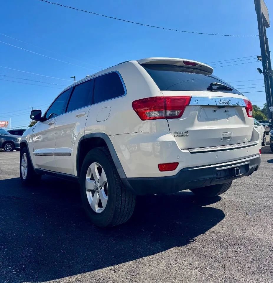 Used 2012 Jeep Grand Cherokee Laredo AWD/4WD image 4