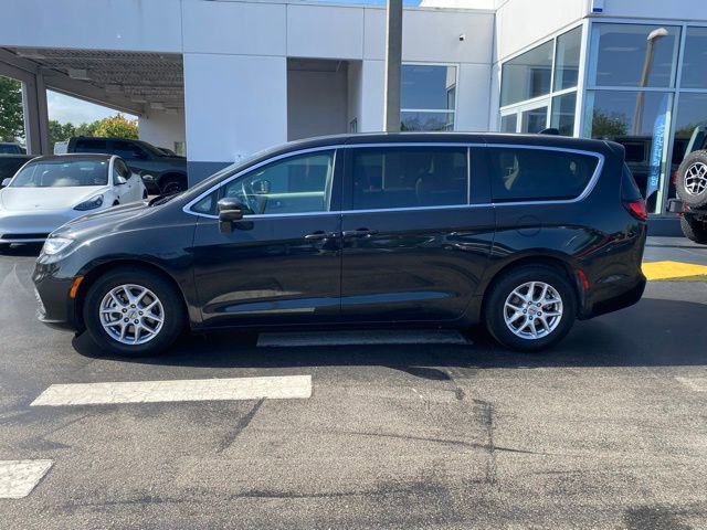 Used 2023 Chrysler Pacifica Touring-L FWD image 6