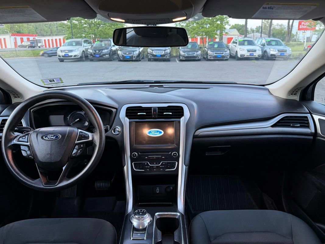 Used 2018 Ford Fusion SE w/ Fusion SE Technology Package FWD image 11