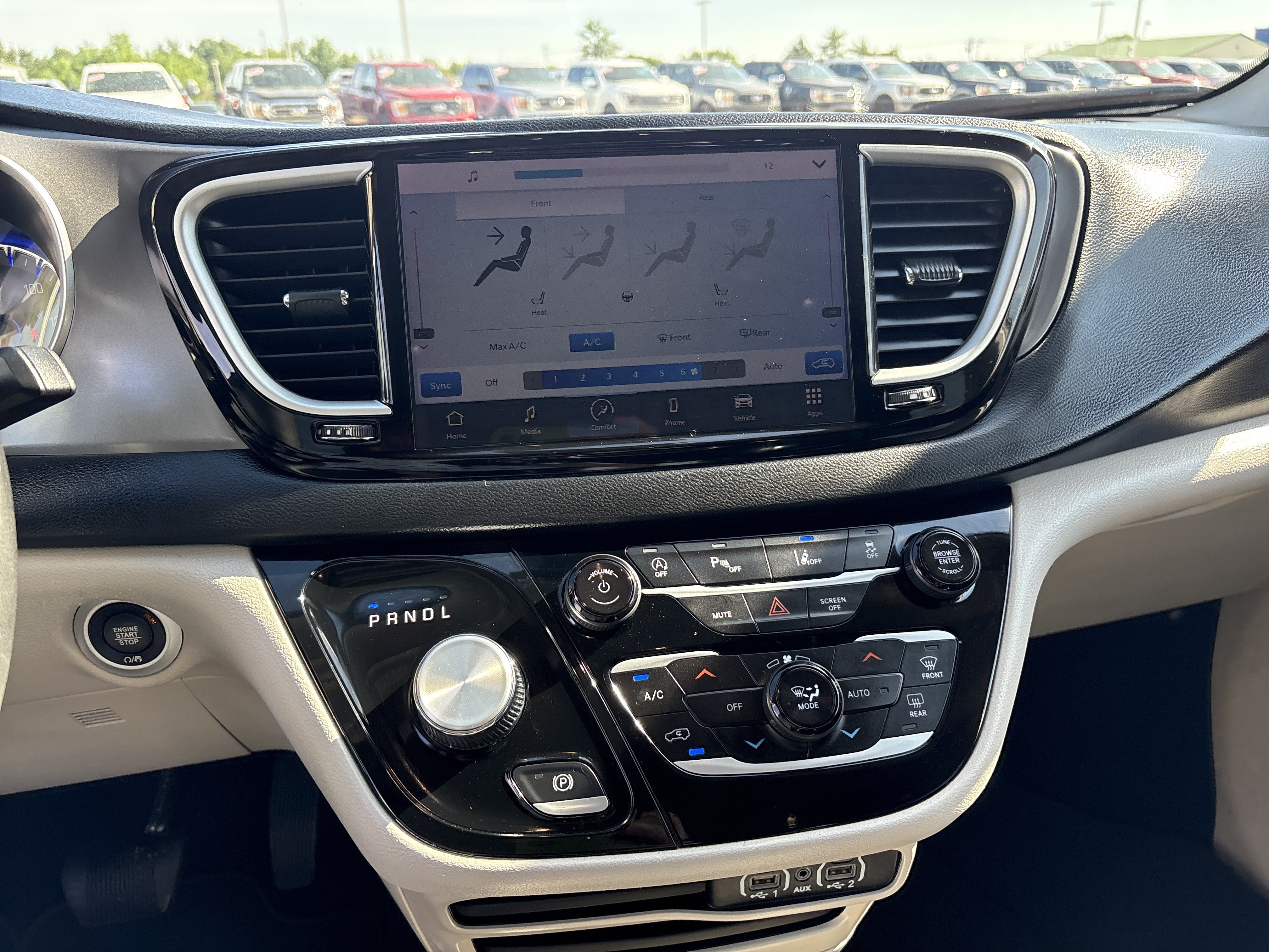 Used 2024 Chrysler Pacifica Touring-L FWD image 15