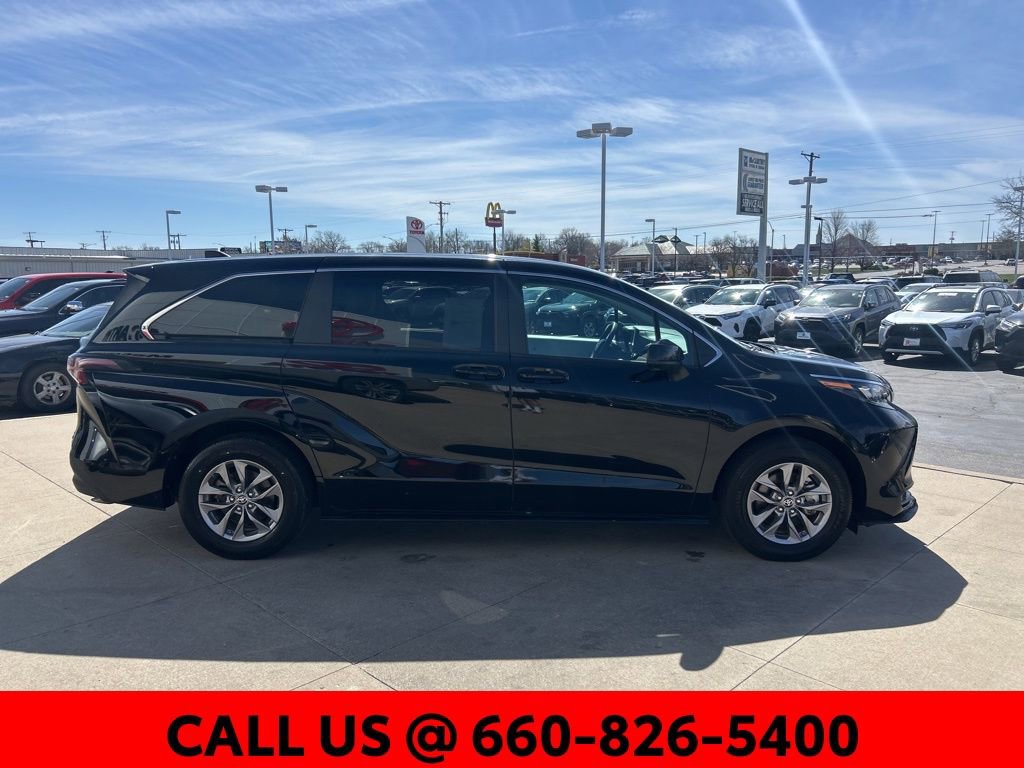 Used 2025 Toyota Sienna LE image 3