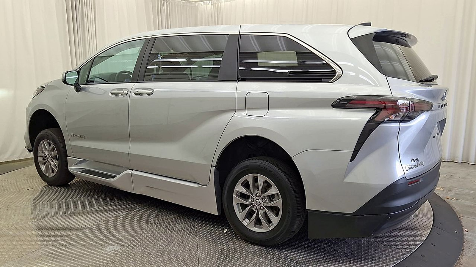 Used 2024 Toyota Sienna LE FWD image 12