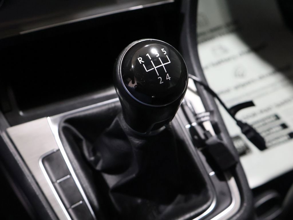 Used 2015 Volkswagen Golf S image 25