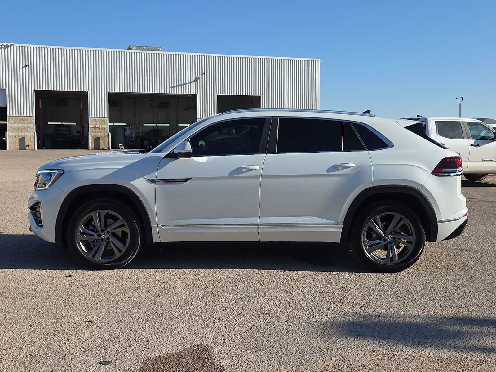 Used 2024 Volkswagen Atlas Cross Sport SEL R-Line AWD/4WD image 5