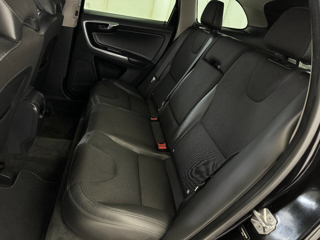 Used 2017 Volvo XC60 T5 w/ Tailgate Package image 47