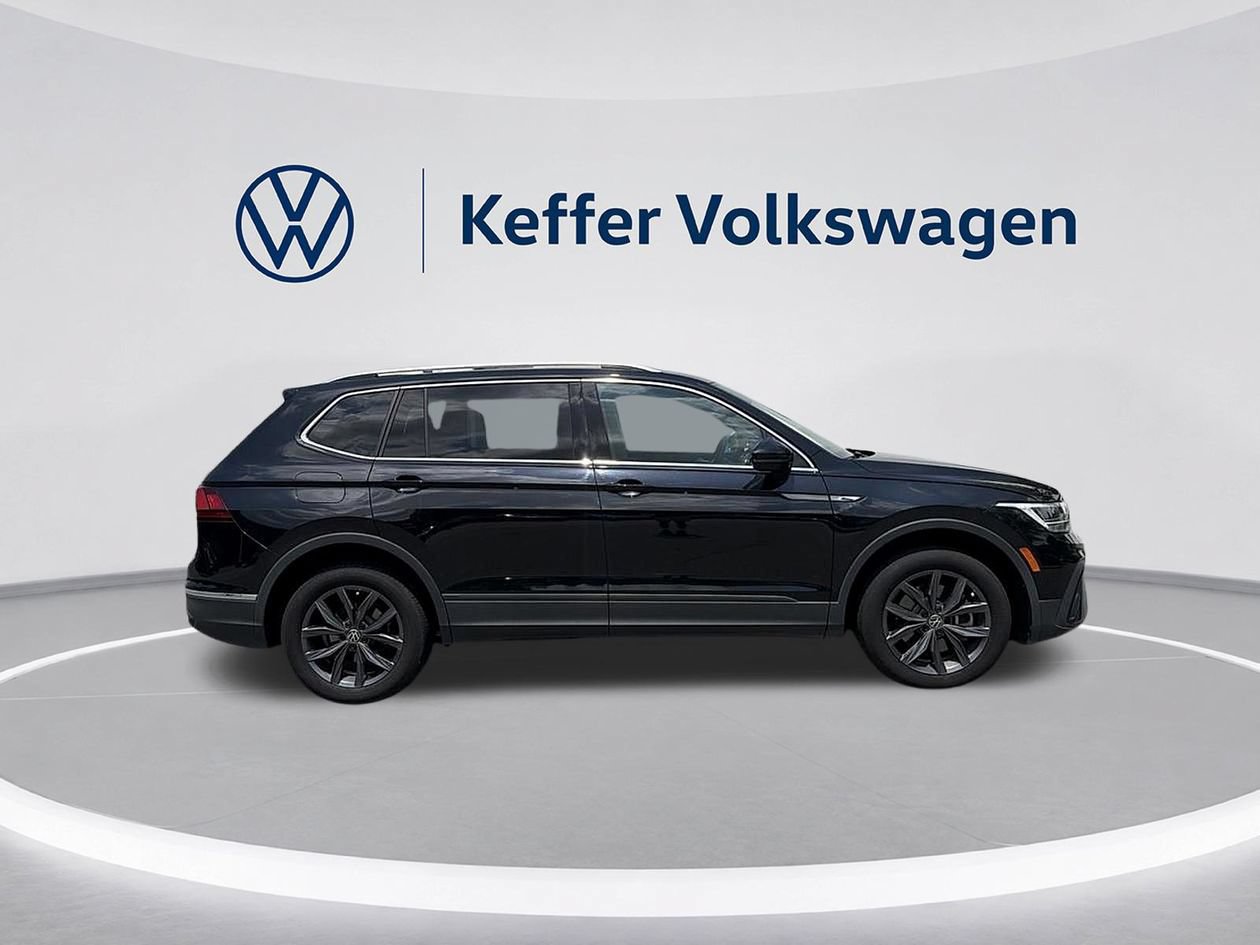 Used 2023 Volkswagen Tiguan SE w/ Panoramic Sunroof Package FWD image 6