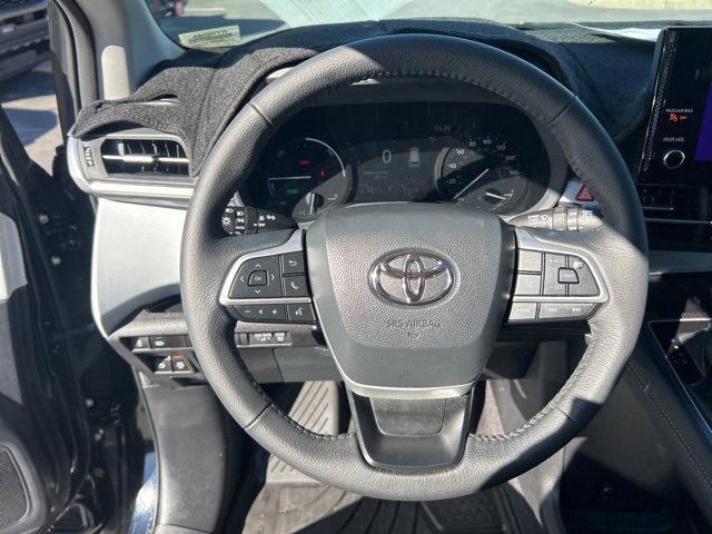 Used 2025 Toyota Sienna XLE image 20