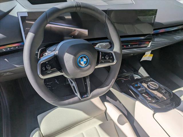 Used 2026 BMW i5 eDrive40 AWD/4WD image 3