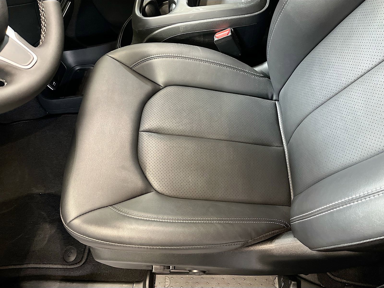 Used 2026 Chrysler Pacifica Select image 18