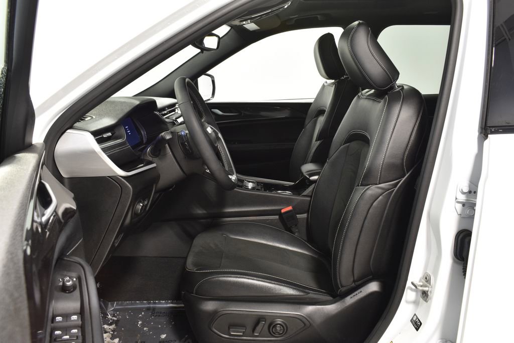 Used 2023 Jeep Grand Cherokee L Laredo image 10