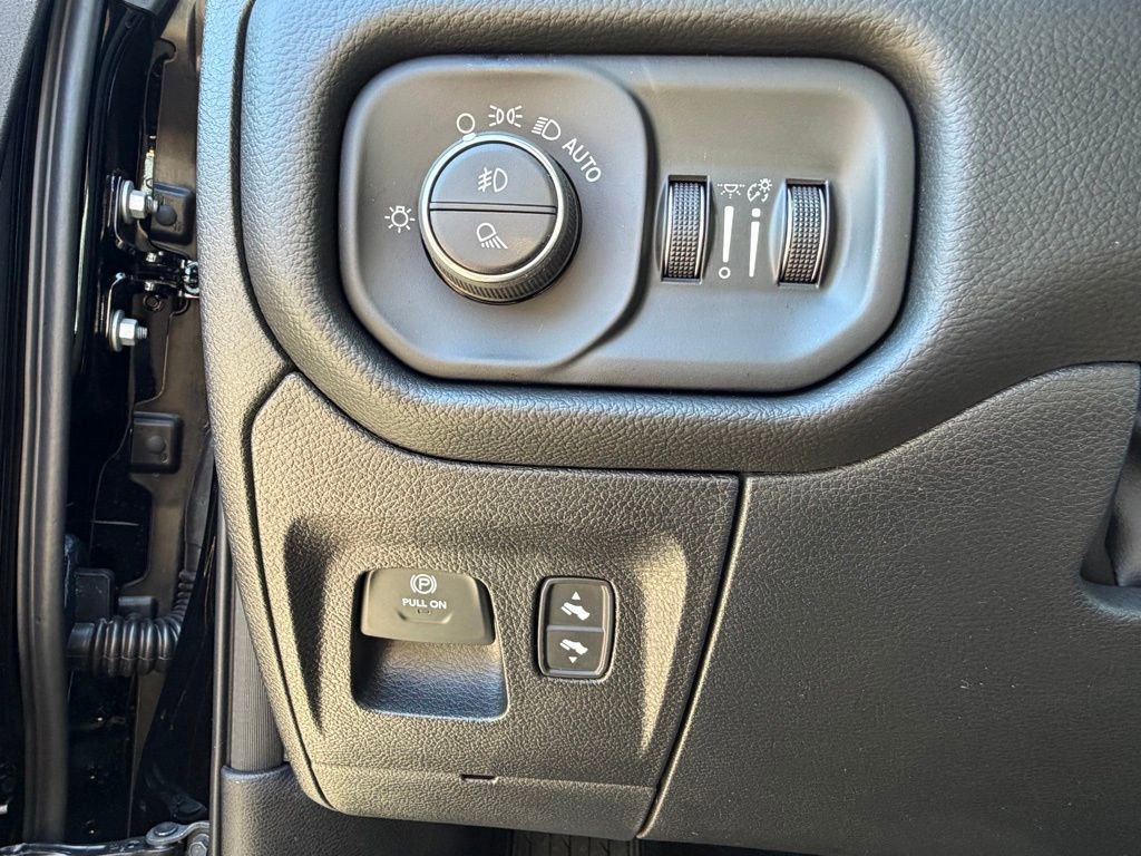 New 2026 RAM 1500 4x4 Crew Cab image 24
