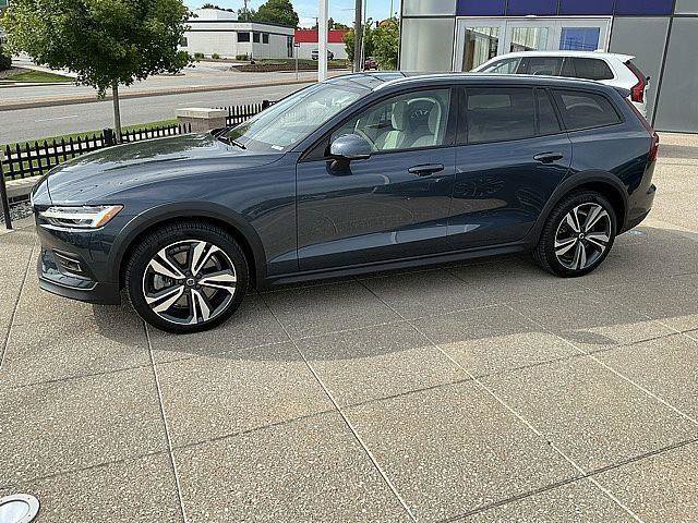 Certified 2024 Volvo V60 B5 Cross Country Plus w/ Protection Package Premier AWD/4WD image 11