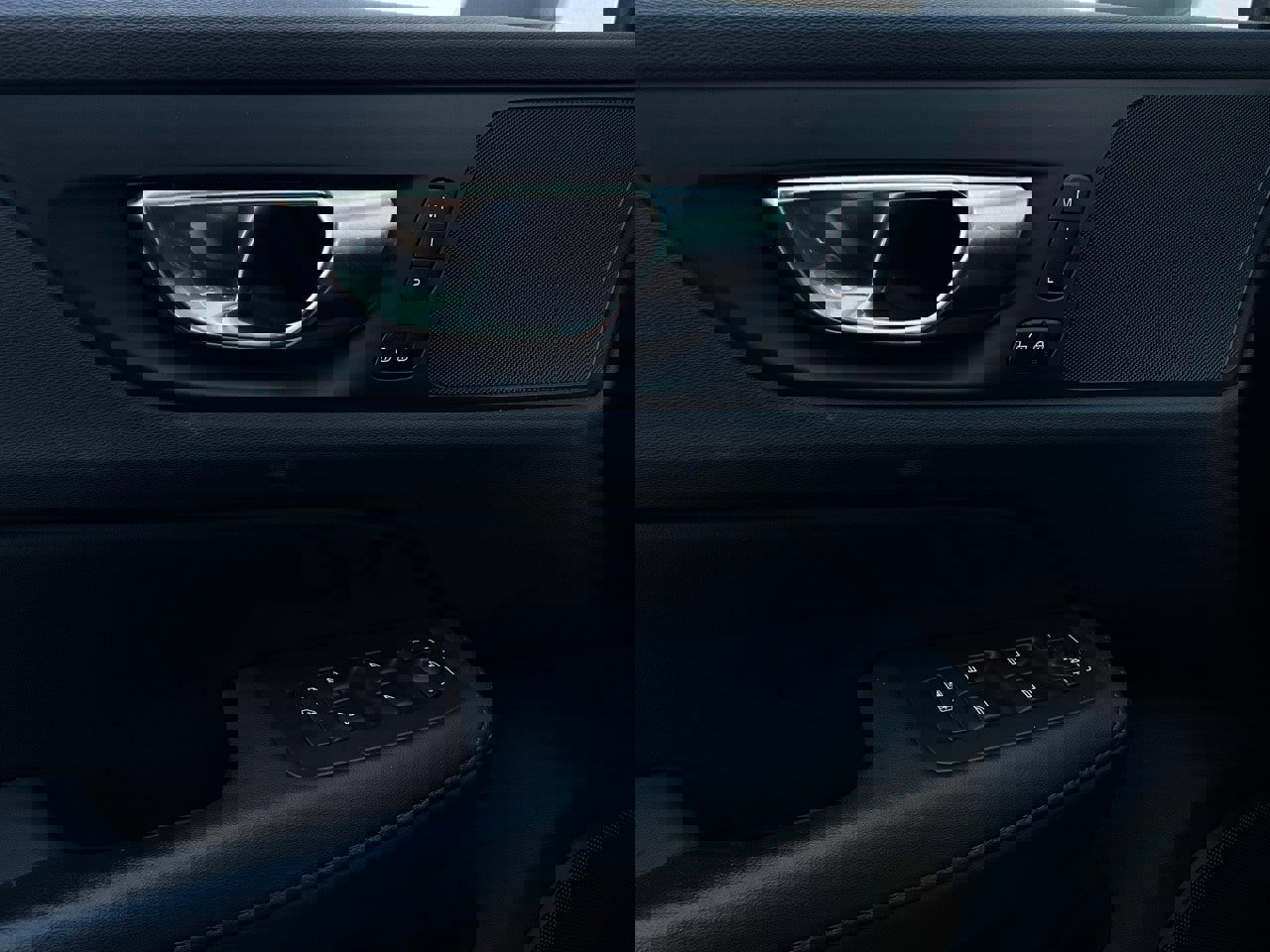 Used 2025 Volvo V60 B5 Cross Country Plus image 21